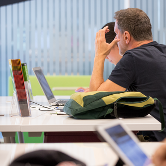 Deux hommes reçoivent des explications de la part d'employés dans la Serre de la Grande Bibliothèque.