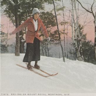Une femme pratique le ski alpin dans un boisée.