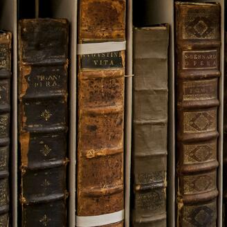 Livres anciens dans une réserve du site Rosemont de la Bibliothèque nationale