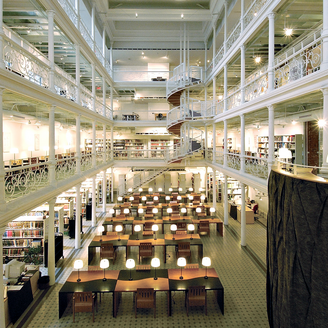 Tables de travail dans une salle de lecture et d'étude.