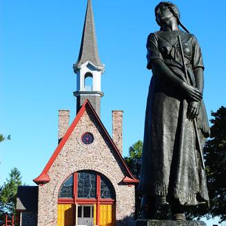 Statue d'Évangéline et église commémorative, Grand-Pré, Nouvelle-Écosse 