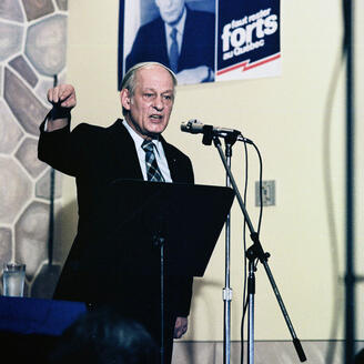 René Lévesque lors d’une assemblée publique, vers 1981.. Archives nationales à Montréal, fonds Antoine Desilets, (06M, P697, S1, SS1, SSS16, D52), Antoine Desilets.