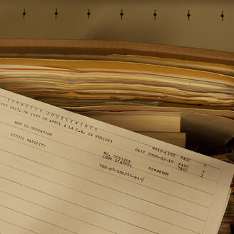 Un  document d'archives sorti d'une boîte