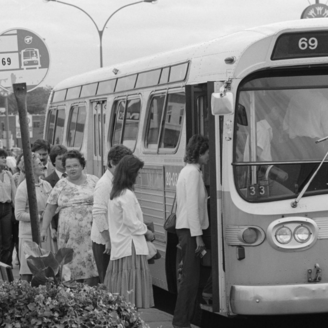 Passagers en attente pour embarquer dans un autobus à Montréal
