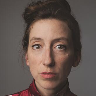 Portrait tête épaules d'une jeune femme.