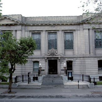 Façade d'un édifice avec portes, vitraux et escalier.