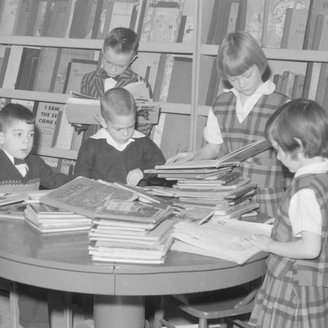 Enfants lisant des livres.