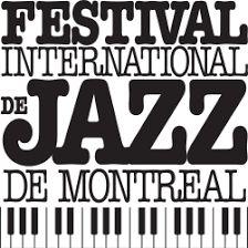 En écriture stylisé il est écrit :  Festival International de Jazz de Montréal. Le texte est accompagné de touches d'un piano 