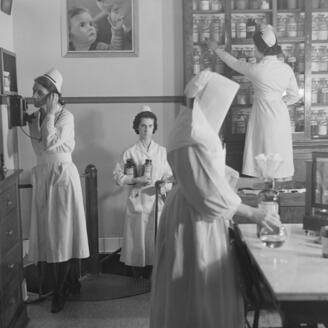 Nous voyons des infirmières à la pharmacie de l'hôpital Sainte-Justine à Montréal.