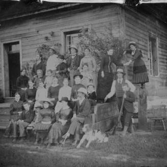 Famille devant une maison 