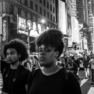 Photo en noir et blanc. Manifestation à New York contre la brutalité policière envers les Afro-américains.