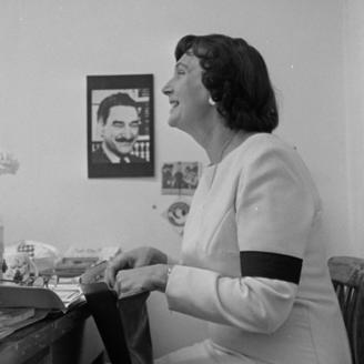Simonne Monet-Chartrand à son bureau vers 1972