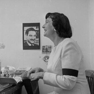 Simonne Monet-Chartrand à son bureau vers 1972
