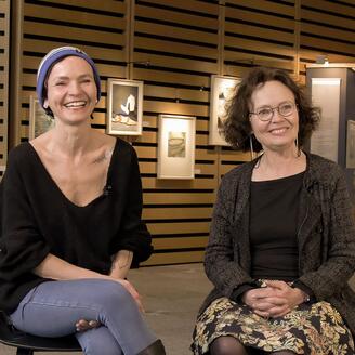 Photo de Manon Barbeau et Anaïs Barbeau-Lavalette à la Grande Bibliothèque.