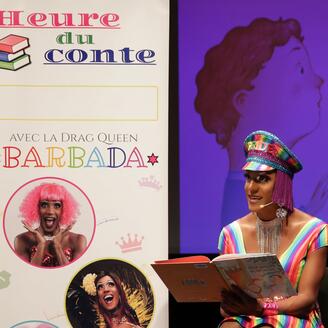 Photo de la drag queen Barbada lors de l'activité "L'Heure du conte" à la Grande Bibliothèque