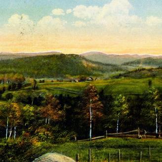 Carte postale illustrant le Mont Tremblant. On aperçoit des arbres et des montagnes à l'horizon