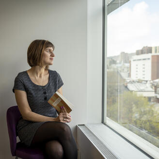 Lidia, bibliothécaire à la Grande Bibliothèque tenant le livre "Moi, figuier sous la neige"