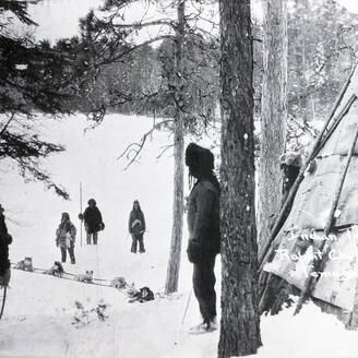 Scène de chasse avec six personnes et des chiens dans un décor hivernal.