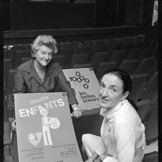 Mercedes Palomino et Yvette Brind’Amour montrant des affiches dans la salle de spectacle du Rideau vert.