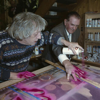 Le peintre Jean Paul Riopelle applique une peinture rouge sur la main de Maurice Richard