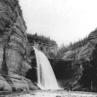 Vue de la chute de la rivière Vauréal sur l'île d'Anticosti  