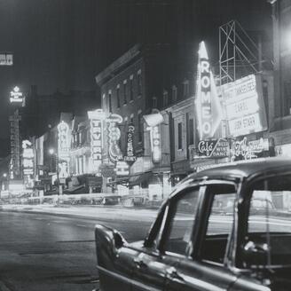 Vue sur la rue Sainte-Catherine la nuit avec ses enseignes illuminées