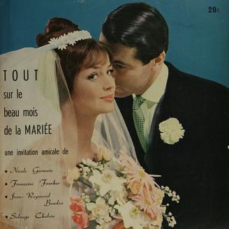 Photographie d’un couple au moment de leur mariage. L’homme porte un veston, la femme une robe de mariée. La mariée tient dans ses un main un bouquet de fleurs.