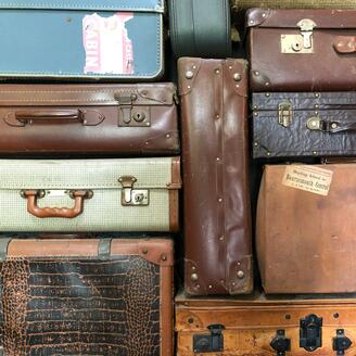 Valises vintages aux teintes de brun empilées les unes sur les autres