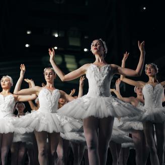 Groupe de danseuses de ballet.