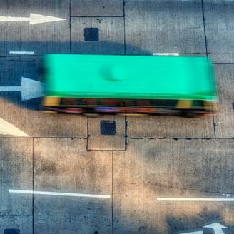 Autobus sur une route photographié d'en haut.