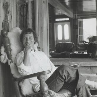 Homme assis dans une chaise berçante.