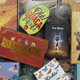 Pile de boites de jeux de société pêle-mêle