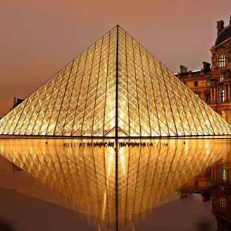 Photo en couleur de la pyramide du Louvre à Paris.