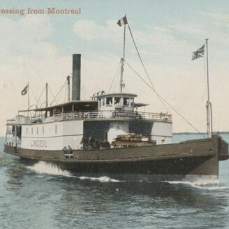 On aperçoit le traversier de Longueuil sur l'eau.