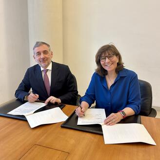 Un homme et une femme signant des papiers.