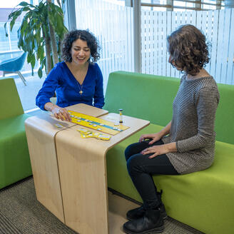 Deux femmes jouant à un jeu de société