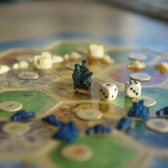 pions et dés sur un plateau de jeu de société