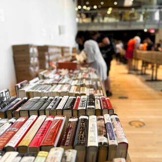 Livres dans des bacs avec des gens qui les regardent
