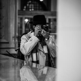Homme prenant une photo