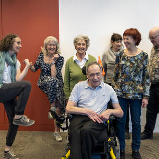 Groupe de personnes aînées enjouées