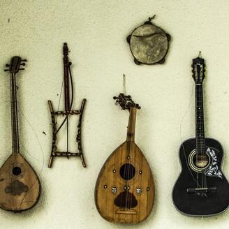 Instruments de musique à corde accrochés sur un mur.