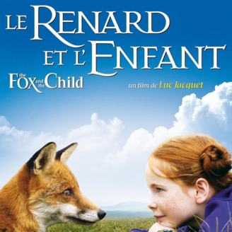 Une jeune fille est couchée dans l'herbe, sur le ventre, face à un renard.