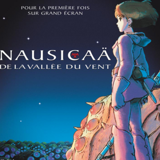 Une jeune fille en costume retro-futuriste se tient debout devant une la carapace d'un insecte géant.