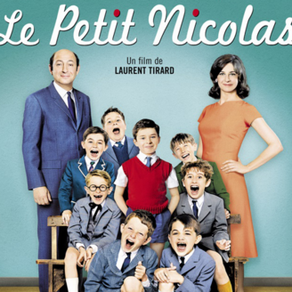 Un garçon et ses amis sont entrain de rire, encadrer par deux adultes. Format photo d'école.