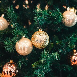 Un sapin et des boules de Noël