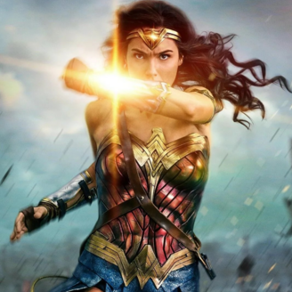 Wonder Woman cours sous la pluie, dans un no man's land.