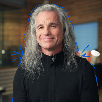 Le chanteur Bruno Pelletier souriant, dans un studio de musique