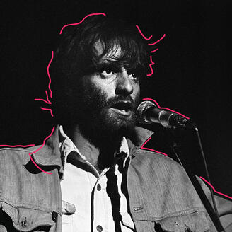 Photo en noir et blanc de Plume Latraverse en concert avec des traits crayonnés autour de lui
