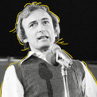 Photo en noir et blanc d'Yvon Deschamps sur scène