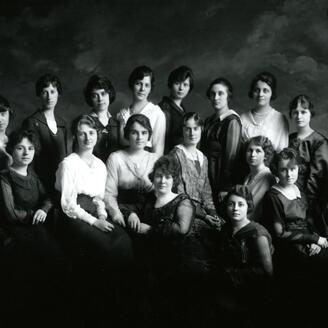Photo en noir et blanc présentant un groupe de femmes.